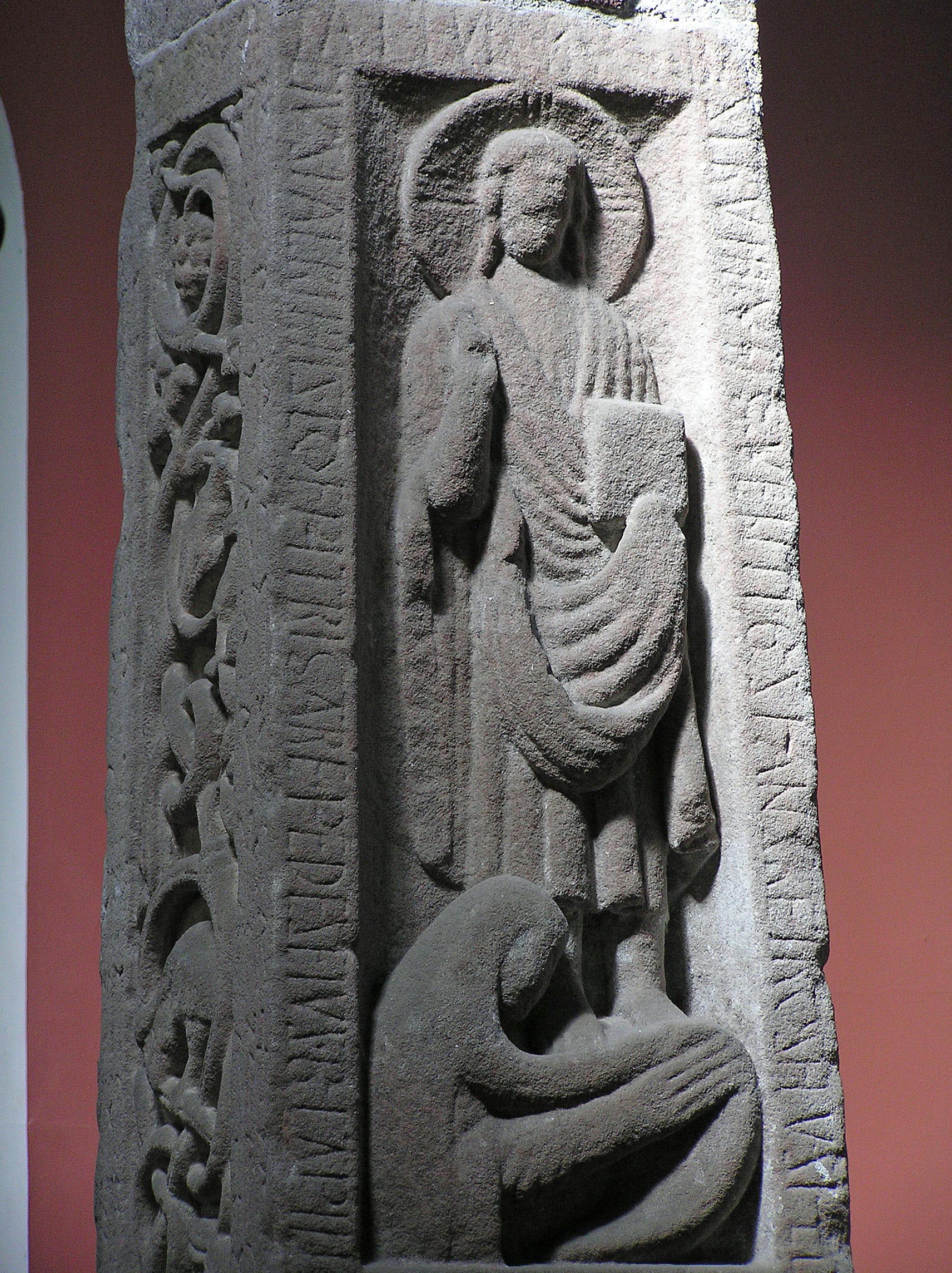 Detail fan de Ruthwell Cross dy't Kristusfiguer toant mei runyske ynskriften sichtber lâns de kanten