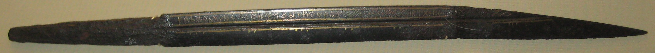 De Thames Scramasax (Seax fan Beagnoth) dy't it folsleine runyske alfabet op de kling toant