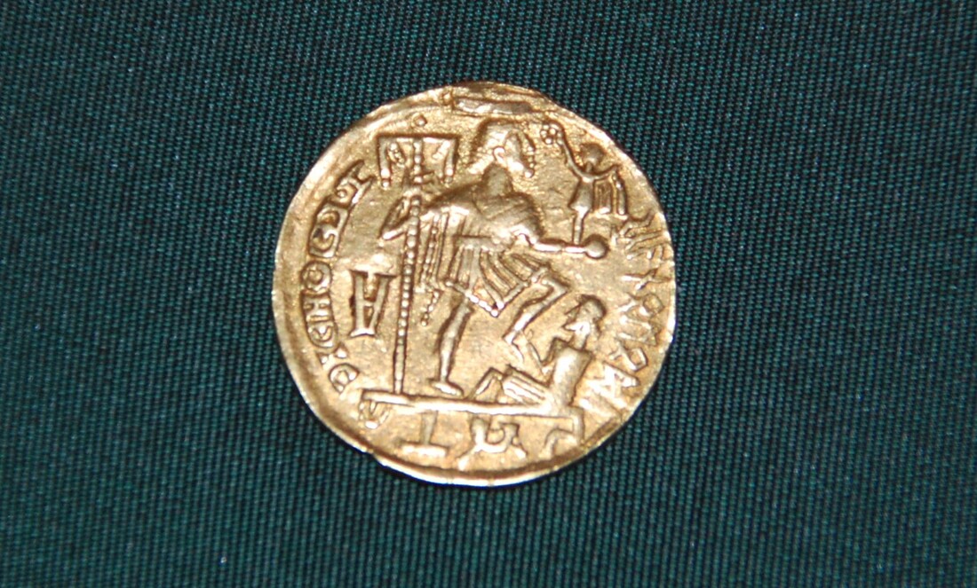De Skanomodu solidus dy't runyske ynskrift op ierkimeuske gouden munt toant